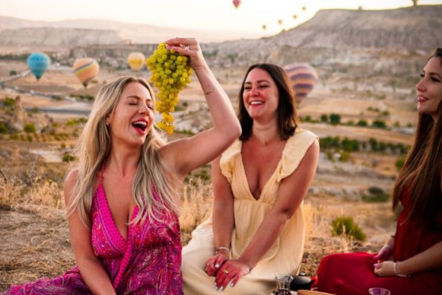 Wild Food Cappadocia: Hotel Transfer & Professional Photography, Breakfast with Hot Air Balloon Views
