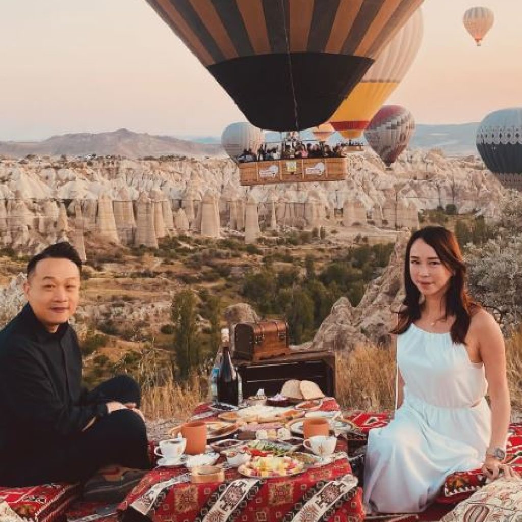 Best sunrise breakfast Cappadocia, sunrise breakfast experiences in Cappadocia, hot air balloon breakfast Cappadocia, best breakfast in Cappadocia Turkey, romantic breakfast Cappadocia, Cappadocia balloon view breakfast.