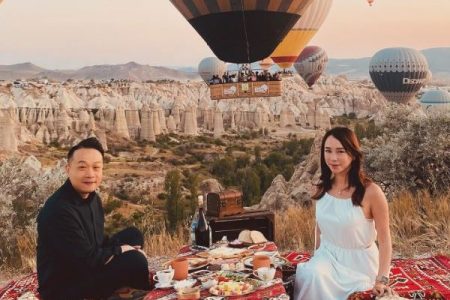Best sunrise breakfast Cappadocia, sunrise breakfast experiences in Cappadocia, hot air balloon breakfast Cappadocia, best breakfast in Cappadocia Turkey, romantic breakfast Cappadocia, Cappadocia balloon view breakfast.