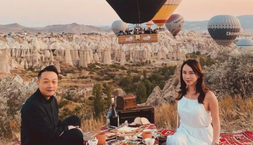 Best sunrise breakfast Cappadocia, sunrise breakfast experiences in Cappadocia, hot air balloon breakfast Cappadocia, best breakfast in Cappadocia Turkey, romantic breakfast Cappadocia, Cappadocia balloon view breakfast.